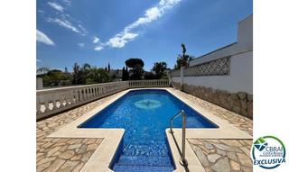 Xalet a Noguera 20a. En venta casa al canal con amarre de 12m y terreno de 542m.