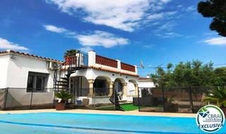 Xalet a Baix camp 4. Amplia casa con piscina en venta en mas boscà roses