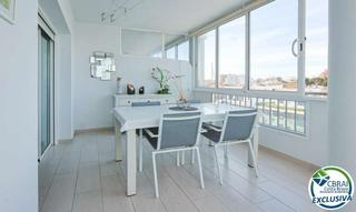 Pis a De la platja 99. Apartamento con vistas al canal y amplia terraza  2 habitaciones