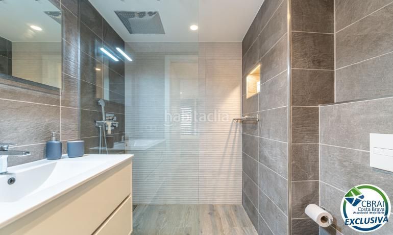 Foto 4828bdf1-f2b8-4670-b70e-e34ae1ba994e. Piso en de figueres 10 magnífico apartamento en primera línea de mar con vistas a la bahia . en Roses