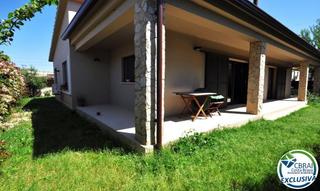 Chalet dans Delcies 17. Bonita casa con jardn en sant pere pescador.