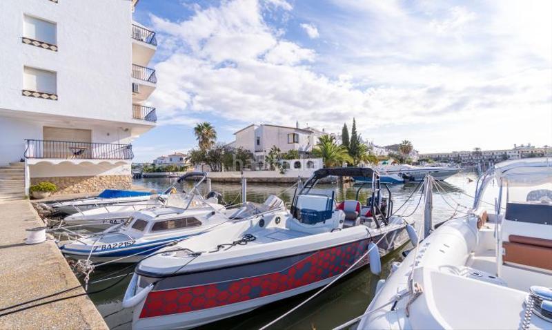 Foto 1a8caa92-3b66-4595-92ca-407f9eff6845. Piso en port empordà 85 precioso apartamento en la última planta con vistas al canal y amarre privado en Empuriabrava