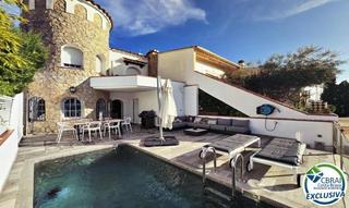 Chalet  Del port argonautes 5. Espectacular casa con piscina y amarre al canal en empuriabrava.
