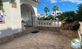 Casa adossada  De la valira 19. Casa semi adosada en empuriabrava a reformar, con amarre privado