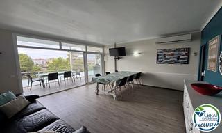 Pis  Del port de reig 45. Apartamento renovado con licencia turística, terraza y piscina c