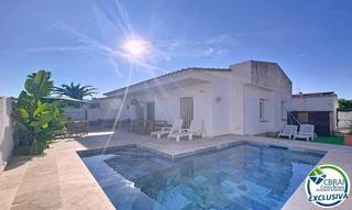 Chalet  Alberes 37b. Casa en planta baja con piscina en empuriabrava