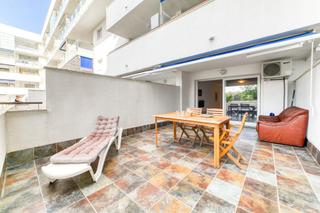 Pis  Besalú roses 149. Bonito apartamento con gran terraza y piscina comunitaria.