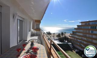 Piso en De la platja 11. Apartamento en primera línea de mar con licencia turística en ro