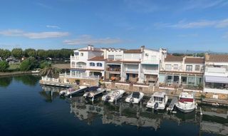 Flat in Alberes 191. Apartamento renovado con vista al canal en empuriabrava
