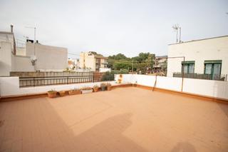 Etagenwohnung  Del pare antoni maria claret 78. Gran piso en planta baja con sólo dos vecinos y gran terraza.
