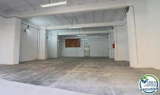 Aparcament cotxe a De salvador dalí i domènech 56. Local en calle principal de 116 m2 en el centro de figueres