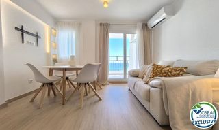 Pis a De la muga 11. Apartamento en primera línea de mar, reformado, con terraza y vi