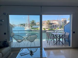 Appartamento in Cavall de mar 40. Duplex de lujo con vistas al canal en empuriabrava con piscina c