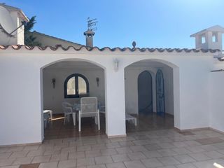 Casa adossada  De la valira 19. Bonita casa con amarre y parking para el coche en empuriabrava.