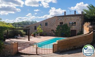 Country house  Girona. Excepcional complejo rural de 1.360 m frente al río fluvià en el
