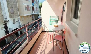 Pis a Port banyuls 32. Piso reformado con gran terraza y vista lateral al canal