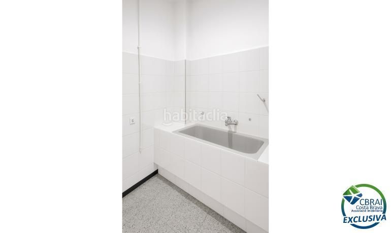 Foto c02efee9-8602-4e87-a653-745320bf82f8. Local comercial a Centre Figueres