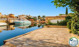 Xalet  Ebre 42a. Villa con carácter, parcela de 508 m y amarre privado en empuria