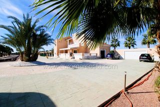 Chalet  Camino de las bayas. Exclusiva finca de lujo en elche: confort, privacidad y ocio