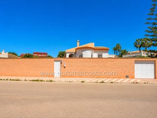 Chalet  Calle debussy. Magnífica villa independiente con piscina privada en la siesta,