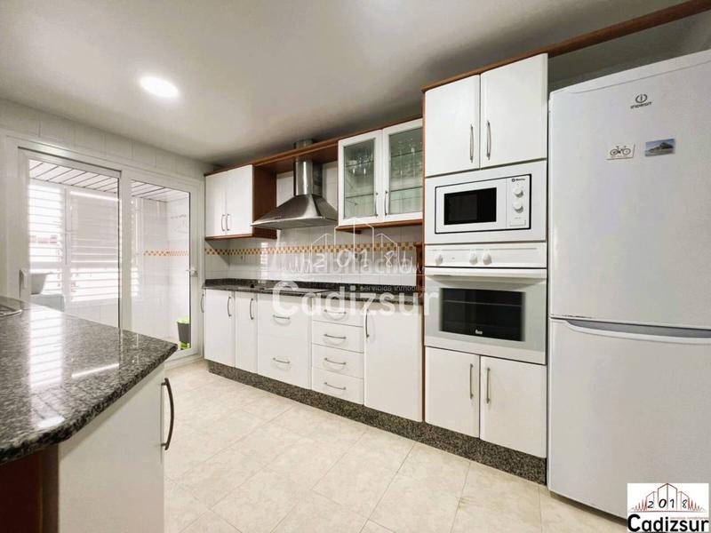 Foto 4e49d3e3-f857-4de9-906b-1e349741a161. Rent flat with heating parking in astilleros - la paz - loreto - el corte inglés Cádiz