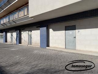 Business premise in Carrer castell de tona 23. Local comercial de obra nueva con salida de humos.