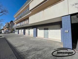 Business premise in Carrer castell de tona 23. Local comercial de obra nueva con salida de humos.
