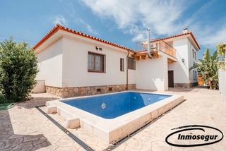 Chalet à Carrer verge de la roca 1. Chalet independiente esquinero en club mont-roig.