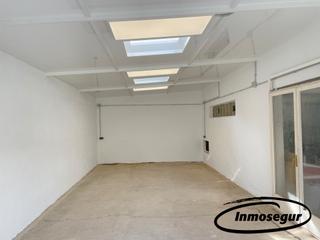 Lloguer Local Comercial a Carrer de la cala crancs 2. Almacén en zona tranquila – 45 m² reformado.