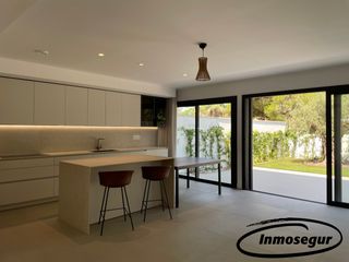 Casa aparellada a Carrer tolomeo 5. Exclusiva casa pareada de obra nueva en el dorado, cambrils