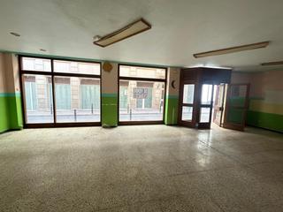Local Comercial a Crevillente. Local com. en venta en centro, 2 despachos.