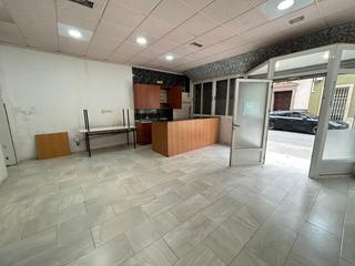 Local Comercial a Crevillente. Local com. en venta en centro, 2 despachos.