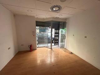 Lloguer Local Comercial a Crevillente. Local com. en alquiler en avda. de madrid, 2 despachos.
