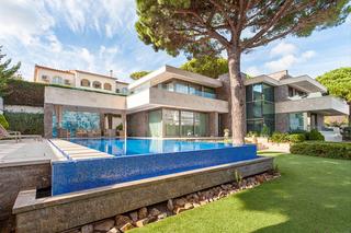 Casa a Fenals. Casa moderna cerca del mar