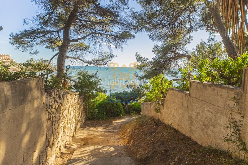 Foto aa347a69-57bd-4663-9ed6-573feef03c5c. Casa amb xemeneia a pla de maset - cap de Salou Salou