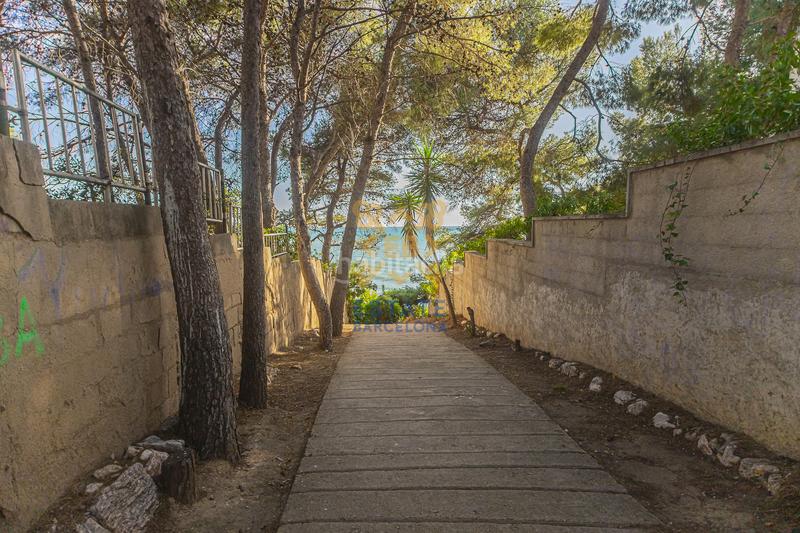 Foto d30e6979-33ca-4f6e-b795-e7f93f51239b. Casa amb xemeneia a pla de maset - cap de Salou Salou