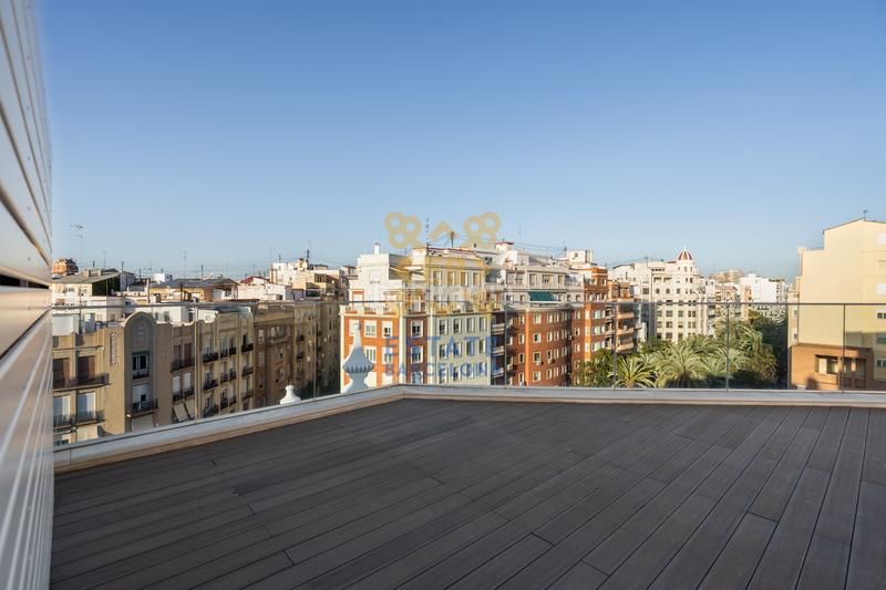 Foto 8fe60740-1dc2-46cc-aa7d-da604197ae0e. Ático  con vistas en Russafa Valencia