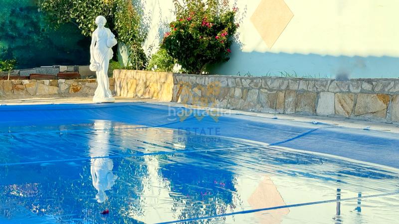 Foto 6fe4ef5a-cd3a-4365-9df7-e4ef07a16b2c. Casa amb xemeneia calefacció aparcament piscina a Lloret de Mar