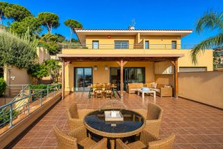 Maison  Carrer de joan coromines i vigneaux. Casa con vistas al mar