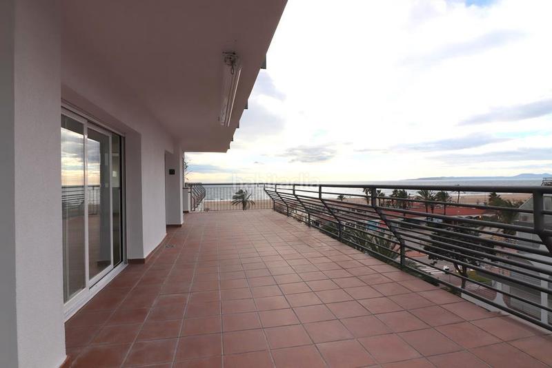 Foto 2d9c00b6-ea2b-4b7d-849a-19ed4eb217e7. Ático en carrer salins 1 línea 1a piso con vistas al mar en Empuriabrava