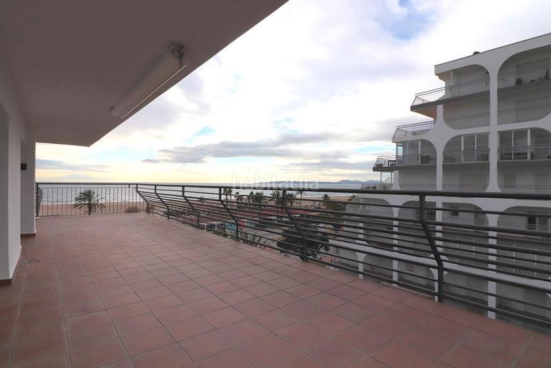 Foto a328973c-f9ef-41dd-8430-3990c0341eff. Ático en carrer salins 1 línea 1a piso con vistas al mar en Empuriabrava