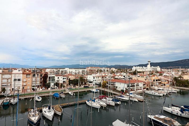 Foto a8f2059f-079f-4abf-a704-a601a32c46a0. Ático en carrer salins 1 línea 1a piso con vistas al mar en Empuriabrava