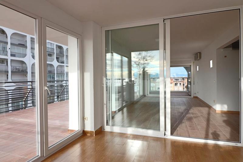 Foto d32c63f9-d7d4-4445-b664-9f5e55dc45ff. Ático en carrer salins 1 línea 1a piso con vistas al mar en Empuriabrava