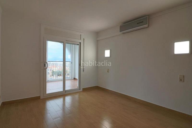Foto e335eff3-abc4-4d4c-a373-18202f6761d5. Ático en carrer salins 1 línea 1a piso con vistas al mar en Empuriabrava
