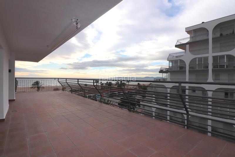 Foto e3bbd6ff-dd3a-453e-9b40-46bb3fb7563f. Ático en carrer salins 1 línea 1a piso con vistas al mar en Empuriabrava