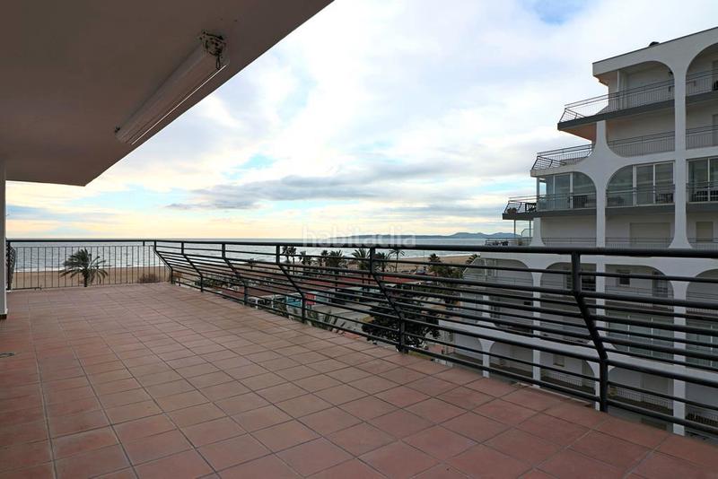 Foto f49972a1-3a6d-4bbe-98be-e36aab04c3f2. Ático en carrer salins 1 línea 1a piso con vistas al mar en Empuriabrava