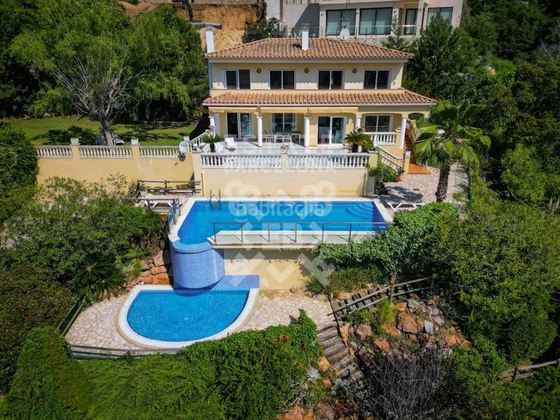 Foto 651d6e80-4a42-4cce-88b6-83652a423749. Casa amb calefacció aparcament piscina a Santa Maria de Llorell Tossa de Mar