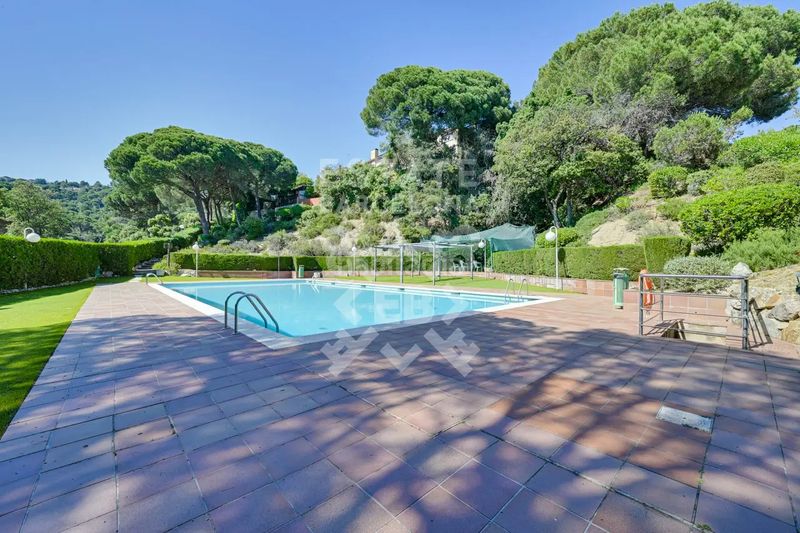 Foto 0b662ba6-9deb-491c-8e7c-a8dbe2677b49. Casa adossada amb calefacció aparcament piscina a Mataró