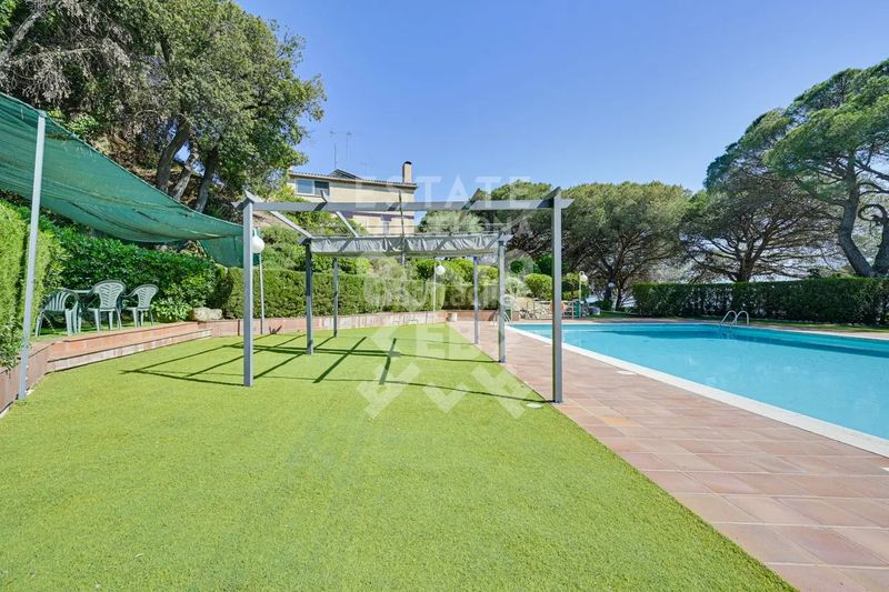 Foto 39ec990a-813f-418d-b18b-24cd29bae23a. Casa adossada amb calefacció aparcament piscina a Mataró