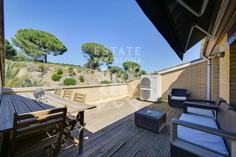 Foto b7b323d7-b481-4133-94a0-e23d462d40c5. Casa adossada amb calefacció aparcament piscina a Mataró